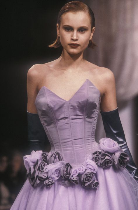 90s High Fashion, 90s Runway Fashion, Runway Fashion Couture, Runway Outfits, Claudia Schiffer, Runway Dresses, Fashion Runway, Naomi Campbell, John Galliano