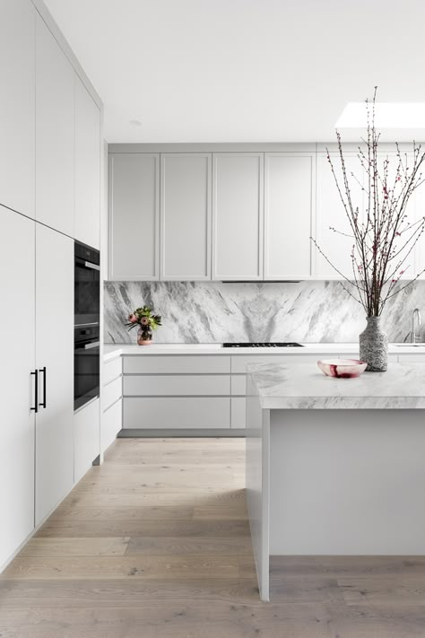 Sleek Cabinets Kitchen, Modern Grey And White Kitchen, Contemporary Shaker Kitchen, Light Gray Kitchen, White Contemporary Kitchen, Contemporary White Kitchen, Light Grey Kitchen Cabinets, Kitchen Styles, Kitchen Large