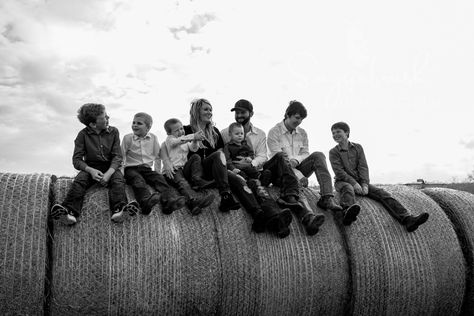 Family picture on hay bales Hay Bale Photoshoot, Extended Family Pictures, Farm Family, Family Picture Poses, Hay Bales, Inspiring Photography, Extended Family, Photography Newborn, Family Picture