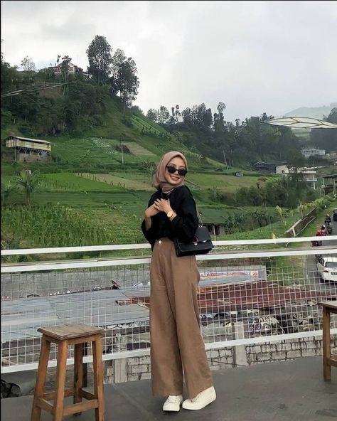 Ootd Hijab Style, Outfit Reference, Street Hijab Fashion, Modern Hijab Fashion, Muslim Outfits Casual, Muslim Fashion Hijab Outfits, Hijab Style Casual, Hijabi Fashion Casual, Pictures Poses