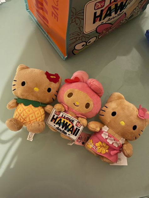 Sanrio
Hello kitty
My melody
Kuromi
Melody
Hawaii
Plushies Hawaii Aesthetic Hello Kitty, Hawaii Sanrio, Sanrio Monkey Plush, Sanrio Plushies Collection, Tropical Hello Kitty Plush, Hawaii Sanrio Plush, Sanrio Aesthetic, Bored Jar, Pandora Bracelet Designs