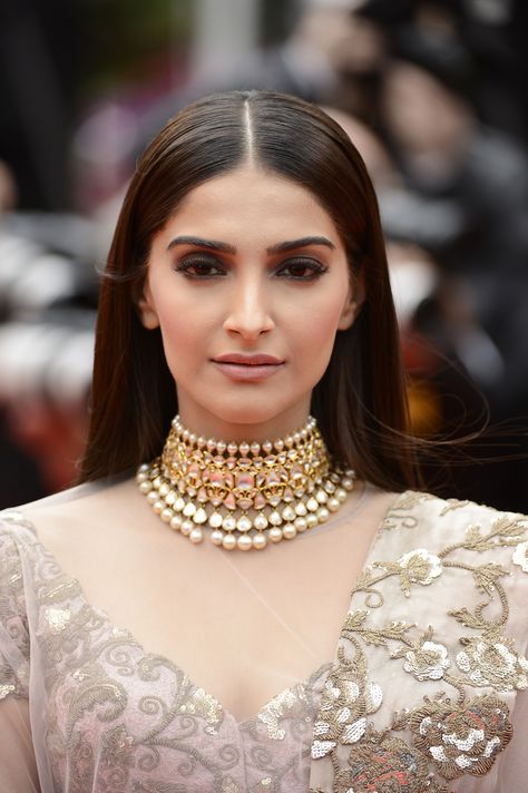 #SonamKapoor makes the perfect statement on the #Cannes2014 red carpet. Sonam Kapoor Hairstyles, भारतीय दुल्हन संबंधी, Sonam Kapoor Fashion, Indian Woman, Indian Jewellery Design, Indian Jewelry Sets, Sonam Kapoor, Desi Wedding, Indian Wedding Jewelry