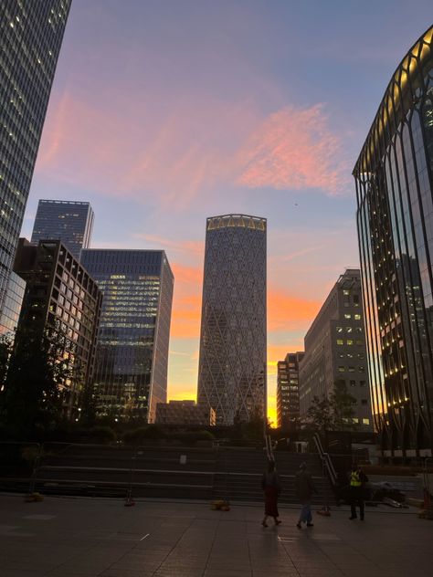 #london #citylife #canarywharf #sunset #evening #aesthetic #wallpaper Evening Aesthetic Wallpaper, Sunset London, Evening Aesthetic, London Pictures, Sky Pictures, Canary Wharf, City Life, Aesthetic Wallpaper, The City