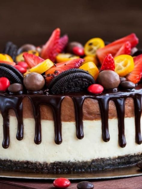 The Perfect Chocolate Sauce Topping for Cheesecakes Recipe - Cheesecakes World Chocolate Sauce For Cheesecake, Chocolate Topping For Cheesecake, Sour Cream Cheesecake, Chocolate Sauce Recipes, Cheesecake Toppings, Cheesecake Mousse, Sour Cream Recipes, Chocolate Topping, Creamy Chocolate