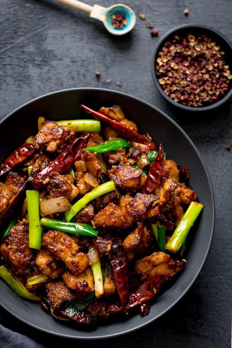 Spicy Szechuan chicken stir fry made with Szechuan (Sichuan) peppers for that tongue-tingling heat and plenty of dried red chillies! Schezwan Chicken, Szechuan Recipes, Szechuan Chicken, Braised Chicken Breast, Chinese Chicken Recipes, Cheesy Chicken Broccoli, Broiled Chicken, Dried Chillies, Spicy Chicken Recipes