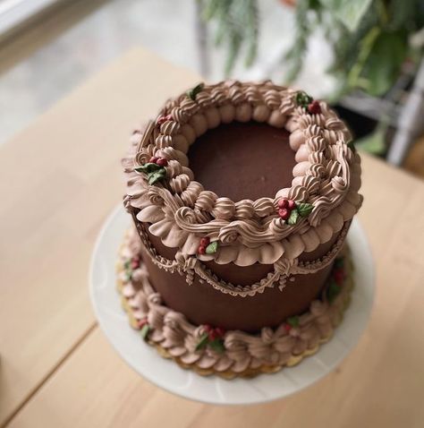 Devils Food Cake Decorating Ideas, Christmas Chocolate Cake Design, Vintage Chocolate Cake Decoration, Chocolate Cake Christmas Decoration, Chocolate Cake Aesthetic Vintage, Vintage Cake Chocolate, Chocolate Vintage Cake, Brown Vintage Cake, Cake Cat Design