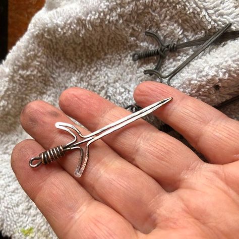 Sword Pendant Wire Wrapped Jewelry : 26 Steps (with Pictures) - Instructables Diy Jewelry Rings, Wire Wrapped Jewelry Diy, Diy Collier, Jewelry Box Diy, Wire Wrapped Jewelry Tutorials, Diy Jewelry Inspiration, Wire Jewelry Designs, Wire Jewellery, Easy Diy Jewelry