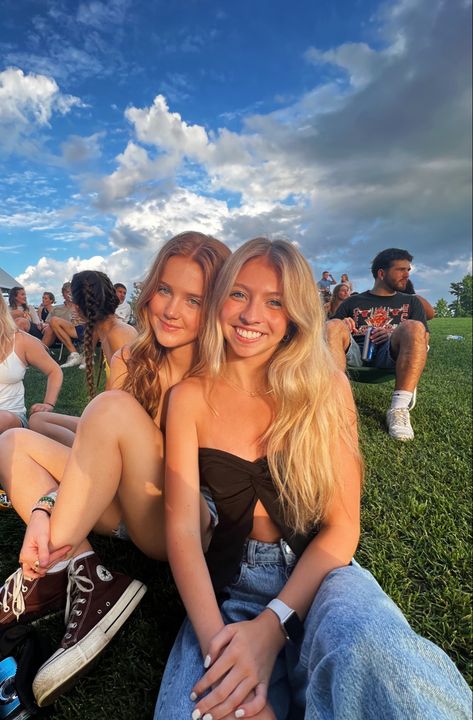 Bff Concert Pictures, Poses For Festival, Acl Picture Ideas, Concert Lawn Pics, Lawn Concert Pictures, Music Festival Picture Ideas, Coachella Poses, Concert Poses With Friends, Country Concert Instagram Pictures