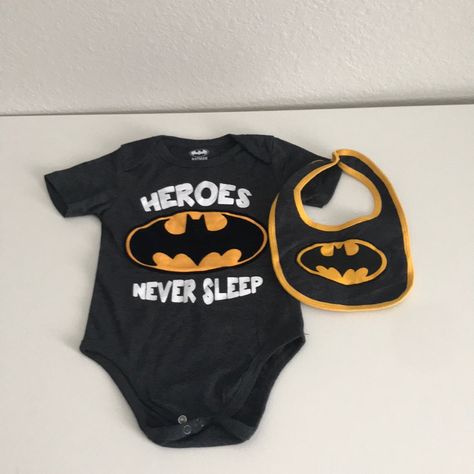 Baby Boy Batman Onesie And Matching Bib. Size: 12 Months Never Used But Has No Tags. Color: Charcoal Gray, Yellow And Black. Batman Baby Shower Ideas, Batman Baby Announcement, Batman Newborn Photography, Baby Boy Batman, Batman Onesie, Batman Baby Shower, Batman Baby, Batman Nursery Bed Bath & Beyond, Baby Batman