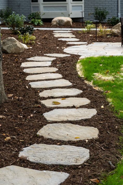 Sustainable Gardening Ideas, Walkway Design Ideas, Garden Walkways, Stepping Stone Pathway, Stone Pathways, Stepping Stone Walkways, Stepping Stone Paths, Backyard Walkway, Walkway Design