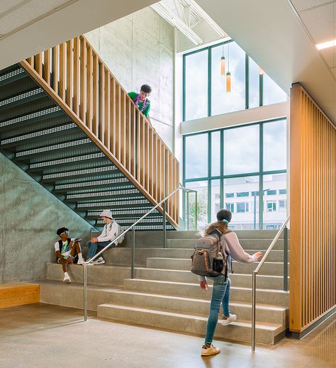 Lakeridge Middle School – Mahlum Middle School Interior Design, School Main Office, Middle School Architecture, Middle School Design, Highschool Design, School Stairs, Education Design Interior, Thesis Inspiration, School Planning