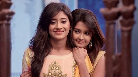 Naira Yrkkh, Sister Bond, Shivangi Joshi Instagram, Sisters Photoshoot Poses, Sisters Photoshoot, Family Photo Pose, Cutest Couple Ever, Shivangi Joshi, Bff Photoshoot Poses