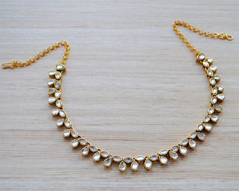 Simple Kundan Jewellery, Simple Choker Designs, Kundan Jewellery Set Simple, Kundan Necklace Simple, Navratri Jewellery, Diy Earrings Materials, Stylish Jewelry Accessories, Simple Necklace Designs, Diy Jewelry Set