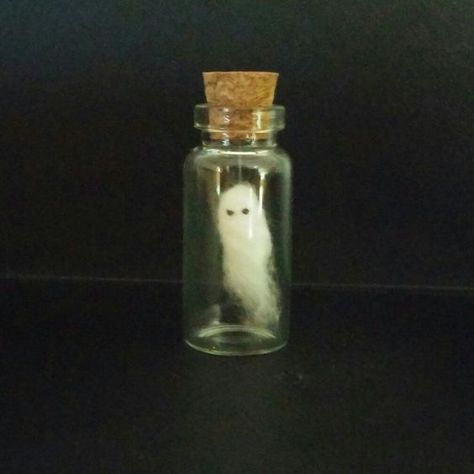 Ghost In A Bottle, Ghost In A Jar, Pet Ghost, Anniversaire Harry Potter, Bottle Charms, Potion Bottle, Miniature Crafts, Mini Things, Mini Bottles