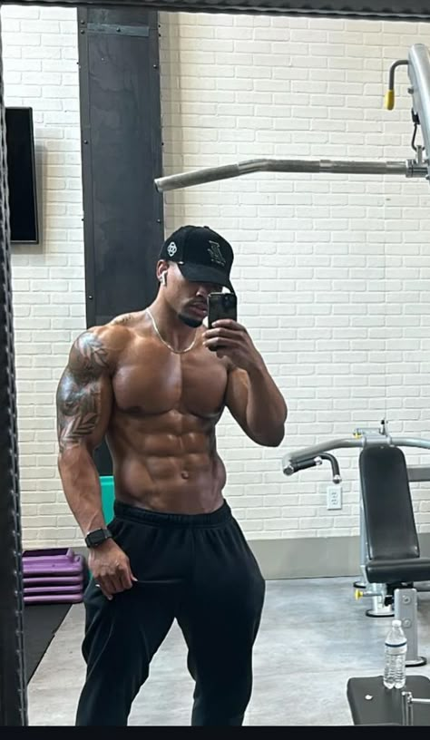 Bulk Body Men Physique, Black Bodybuilders Men, Man Faceclaim, Buff Black Men, Black Physique, Bulky Men, Lean Body Men, Gym Men Motivation, Male Bodybuilders