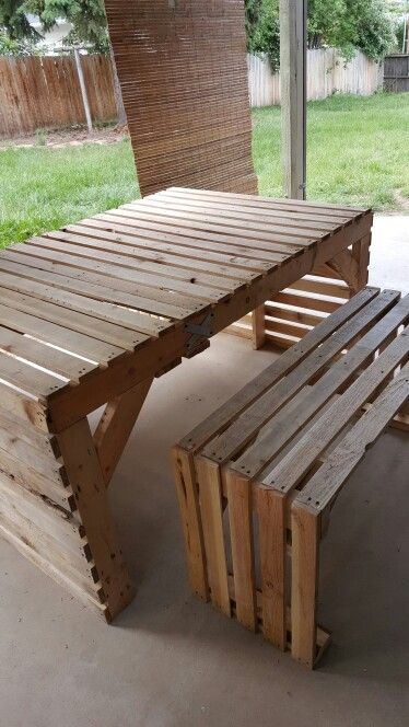 Picnic Table Out Of Pallets, Pallet Picnic Table Diy, Picnic Table From Pallets, Pallet Table Outdoor, Pallet Picnic Tables, Diy Garden Table, Build A Picnic Table, Palette Table, Pallet Furniture Ideas