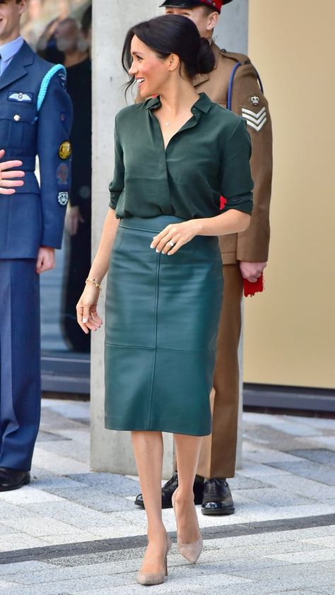 Meghan Markle's Green Hugo Boss Leather Skirt | POPSUGAR Fashion Photo 1 Estilo Meghan Markle, Green Leather Skirt, Leather Skirt Outfit, Kate And Meghan, Meghan Markle Style, Style Royal, Rock Outfit, Royal Look, Style Rock