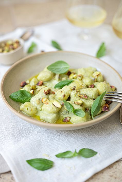 Pistachio Gnocchi, Gnocchi Pesto, Pesto Gnocchi, Vegan Italian Recipes, Creamy Pesto Sauce, Pistachio Butter, Pistachio Pesto, Creamy Pesto, Vegan Italian