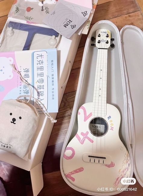 Gitar Vintage, Instruments Art, Aesthetic Objects, Desain Buklet, Music Studio Room, Guitar Obsession, Cute Furniture, Cool Electric Guitars, Girly Accessories