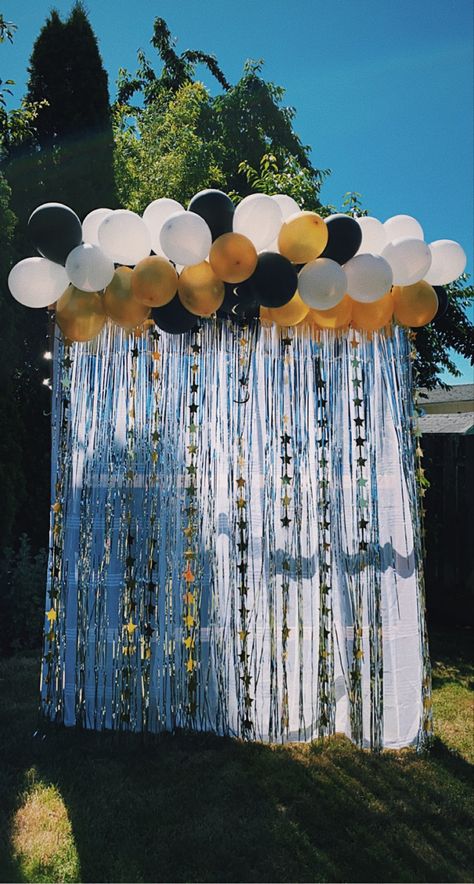 Balloon Picture Backdrop, Graduation Photo Wall Backdrop, Graduation Picture Wall, Hoco Backdrop Ideas, Diy Graduation Backdrop, Graduation Photo Backdrop, Photo Backdrop Ideas, Photo Booth Wall, Diy Photo Booth Backdrop