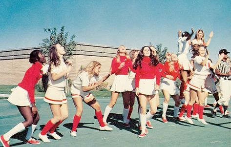 Gimme an "R" for Retro! 35 Vintage Photos of High School Cheerleaders (1970s-1980s) - Flashbak 50s School Aesthetic, 90s Cheerleader Aesthetic, Vintage High School Aesthetic, Vintage Varsity Aesthetic, 80s High School Aesthetic, Vintage 80s Photos, Grease Aesthetics, 50s High School, Ali Mills