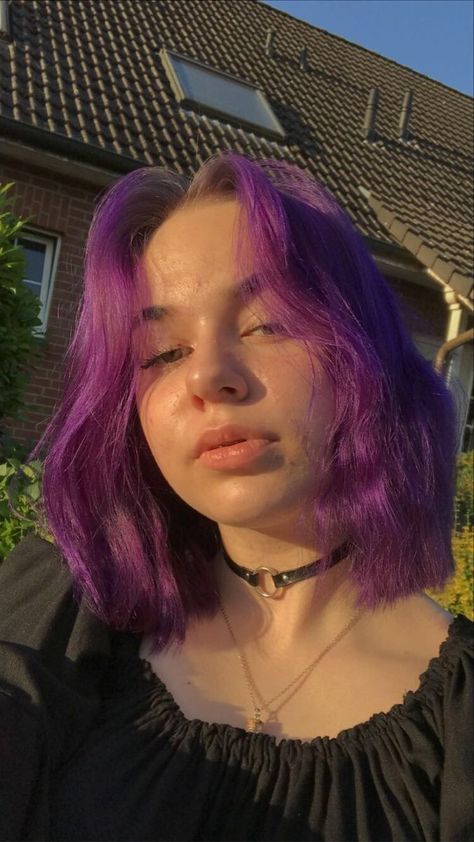 Purple Hair Short, Short Purple Hair, Girl With Purple Hair, Brown Wavy Hair, Violet Hair, Short Brown Hair, Alt Girls, Girl With Brown Hair, Round Face Haircuts