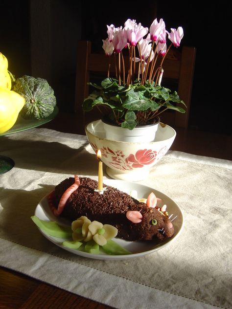 How to Make a Rat-Shaped Cake for Halloween or Birthdays. This easy, no-bake chocolate truffle cake is the perfect celebration cake for children, for a Halloween treat, or for the rat lover in your life. Great cake for birthdays and feasts. Cake For Children, Cake For Halloween, Fat Rat, Kids Halloween Food, Truffle Cake, Black Food Coloring, Chocolate Truffle Cake, Novelty Birthday Cakes, Leftover Cake