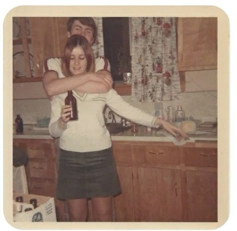 80s Vintage Photos, 1970s Vintage Photos, 70s Couple, Eric Lafforgue, Party Pics, 70s Aesthetic, Vintage Polaroid, Polaroid Pictures, Retro Photo