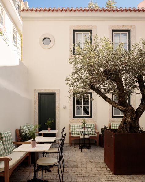 Lisbon Cafe, Lisbon Hotel, Small Boutique Hotels, Lisbon City, Estate Garden, Best Boutique Hotels, Minimal House Design, Small Hotel, Hotel Boutique