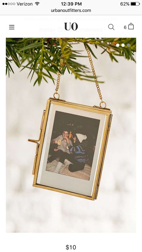 Polaroid ornament Polaroid Ornament, Polaroid Pictures Display, Instax Mini Ideas, Polaroid Display, Picture Ornaments, Christmas Photography, Ornament Crafts, Cozy Christmas, Christmas Inspiration