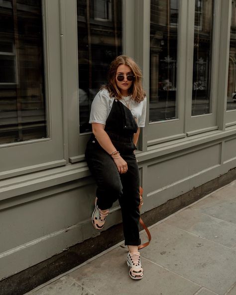 Dungaree Photoshoot Poses, Midsize Dungarees Outfit, Styling Dungarees, How To Style Dungarees, Dungarees Style, Style Dungarees, Fashion Midsize, Casual Oufits, Coffee In The Morning