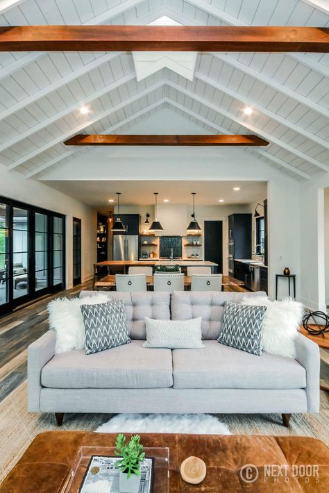 Shiplap Living Room, Cathedral Ceiling Living Room, Vaulted Ceiling Ideas, Vaulted Ceiling Lighting, Pitched Ceiling, Vaulted Ceiling Living Room, Shiplap Ceiling, Open Ceiling, Living Room Images