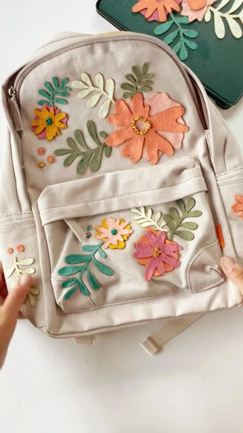 Diy Backpack Decoration, Cute Backpacks For School, Backpack Diy, Painting Backpack, Backpack Fabric, Upcycle Diy, Diy Backpack, Diy Bags Patterns, Floral Backpack