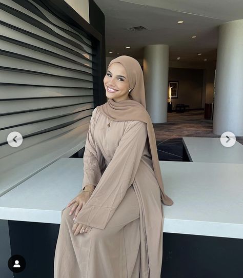 Qatar Outfits, Qatar Women, Women Style Inspiration, Modest Outfits Muslim, Women Abaya, Muslim Fashion Hijab Outfits, Muslim Outfits Casual, Muslim Fashion Hijab, Modesty Fashion