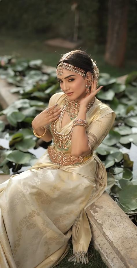 Indian Wedding Outfit Bride, Indian Bridal Looks, South Indian Wedding Saree, South Indian Bride Saree, Bridal Sarees South Indian, Indian Wedding Couple, Hindu Bride, Wedding Saree Collection, Indian Bride Hairstyle