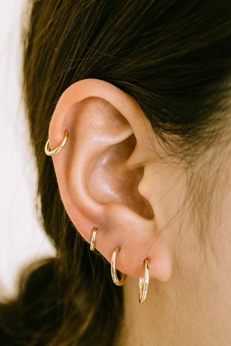 Helix Piercing With Stud, Gold Hoop Cartilage Piercing, Gold Cartilage Hoop, Ear Piercings Cartilage Hoop, Gold Earrings Cartilage, Piercing Ring Ear, Mid Helix Piercing Hoop, 3 Helix Piercing, Mid Helix Piercing