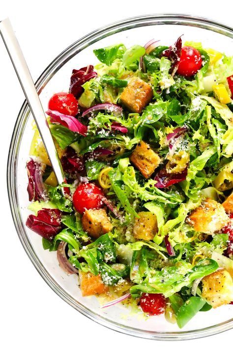 LOVE this easy Italian salad recipe! It's inspired by the Olive Garden, and made with fresh greens, croutons, pepperoncini, red onions, Parmesan, and a zesty (super simple!) Italian vinaigrette. Serve it as a side salad or as an entree! | gimmesomeoven.com #italian #salad #healthy #side #vegetarian #dinner #recipe Lasagna Side Salad, Italian Tossed Salad Recipes, Tossed Salad For A Crowd, Gimmesomeoven Recipes, Easy Italian Salad, Italian Salads, Italian Vinaigrette, Salat Bowl, Cold Kitchen