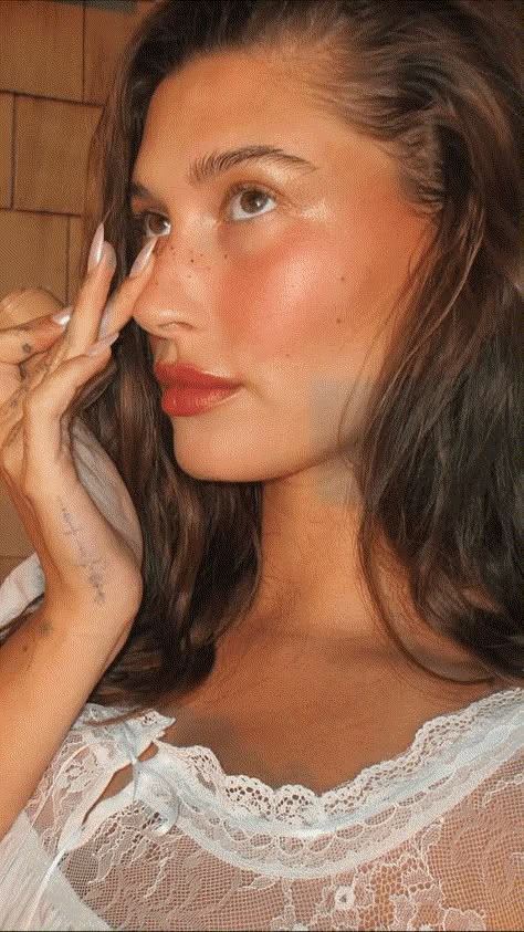 Hailey Bieber's Sun-Kissed Makeup Routine Is the Prettiest Spring Inspo Hailey Makeup, Hailey Bieber Makeup, Hailey Bieber Aesthetic, Expensive Brunette, Bieber Aesthetic, Make Up Sposa, Sunkissed Makeup, Latest Makeup Trends, Berry Lips