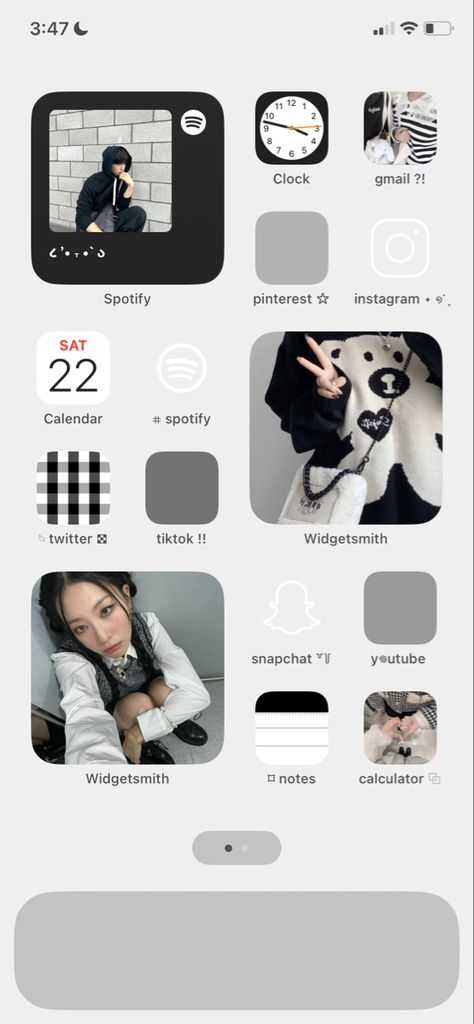 Soft Homescreen Layout, White Phone Layout Ideas, Ios 16 Phone Layout Aesthetic, Korean Aesthetic Homescreen, Black And White Home Screen Layout, White And Black Ios 16 Wallpaper, White Home Screen Layout, Ios 16 Home Screen Ideas White, Ios 16 Wallpaper Black And White