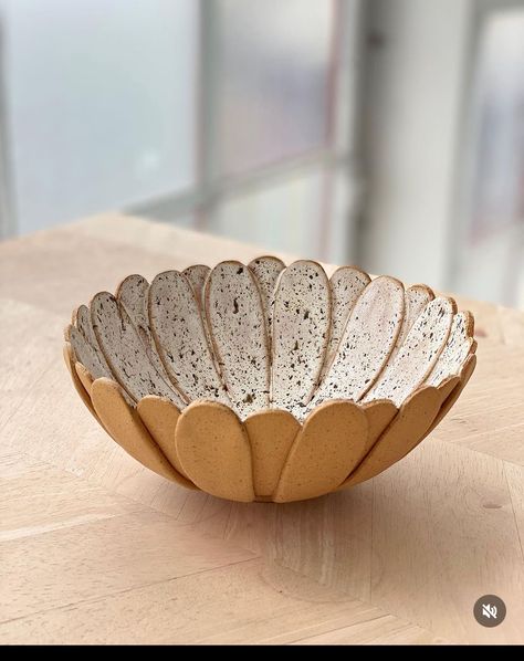 Terra Cotta Clay Crafts, Nature Themed Ceramics, Ceramic Flower Bowl, Pottery Ideas Handbuilt, Hand Building Pottery Ideas, Handbuilt Pottery Ideas, Useful Pottery, Clay Handbuilding, Hand Pottery