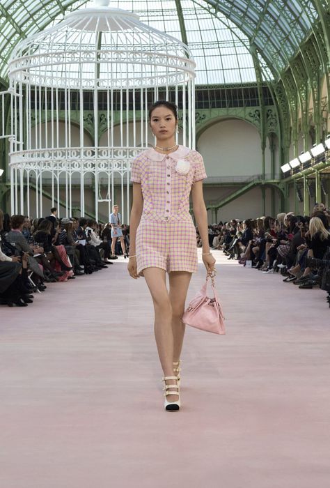 Spring-Summer 2025 - Look 34 — Fashion | CHANEL Chanel Ready To Wear, Spring Summer Runway, Chanel Show, Chanel Spring Summer, Moda Chanel, Summer Runway, Chanel Runway, Designer Looks, Chanel Designer