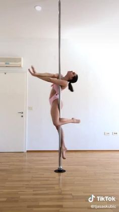 Pole Dance Routine, Ballerina Pole Dance, Pole Ballerina, Pole Dance Fotos, Easy Pole Tricks, Pole Dance Beginner, Pole Dance Tricks, Pole Choreography, Pole Dance Debutant