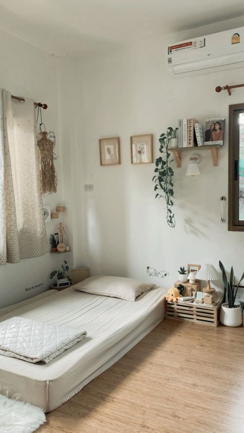 Diy Aesthetic Room Decor Small Spaces, Simple Bedroom Ideas For Small Rooms Minimalist, Room Inspiration Bedroom Simple, Small Minimalist Bedroom Aesthetic, Decor Kamar Aesthetic Simple, Small Room Ideas Aesthetic Minimalistic, Simple Room Ideas Bedroom Small Spaces, Kost Aesthetic, Small Bedroom Inspo Aesthetic