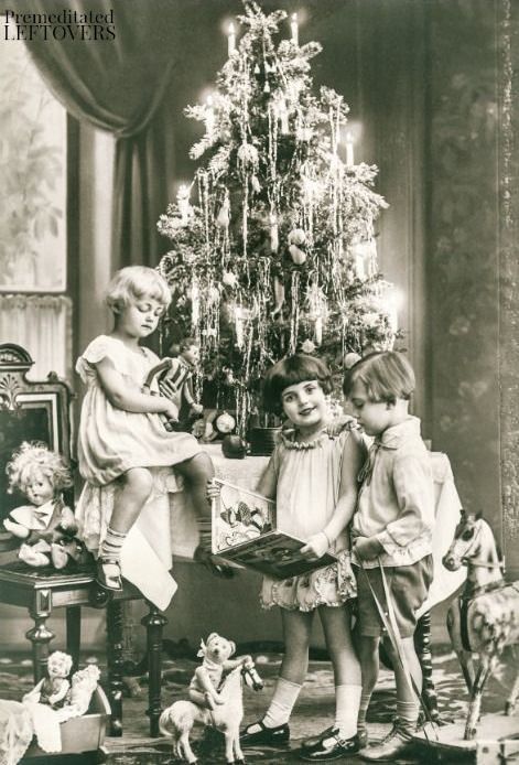 50 Really Cool Vintage Pictures Of Christmas From Around The World - Wow Gallery Pictures Of Christmas, Christmas Tree Gifts, Christmas In Germany, Old Time Christmas, Christmas In Italy, Vintage Christmas Photos, Film Grain, Christmas Shoot, London Christmas