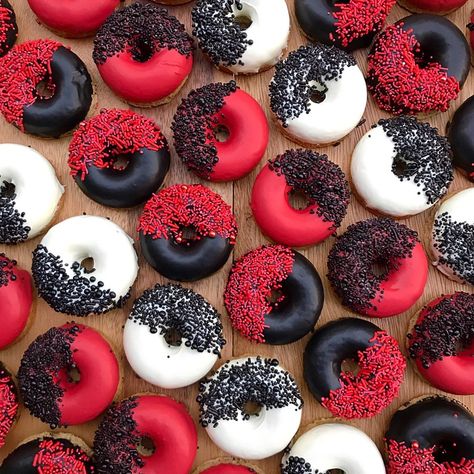 Red And Black Dessert Table Ideas, Red And White Food, White Dessert Tables, Black Dessert, Donut Decorating Ideas, White Desserts, Donut Decorations, Birthday Donuts, Cute Donuts