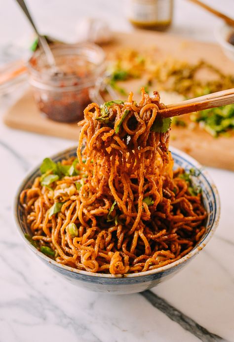 Hot Dry Noodles (Re Gan Mian, 热干面) - The Woks of Life Chilli Garlic Noodles, Fresh Ramen Noodles, Future Restaurant, Chinese Breakfast, Wok Of Life, Dry Noodles, Woks Of Life, The Woks Of Life, China Food