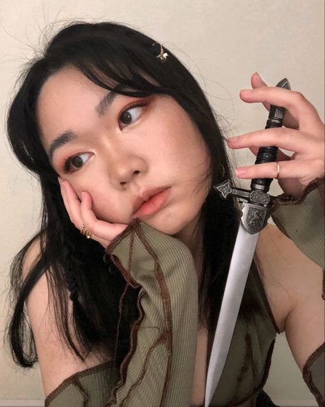 Knife Action Poses Reference Drawing, Knife Fighter Character, Cute Poses Reference Female, Poses With Personality, Dynamic Knife Poses, Knife Ideas Design Drawing, Knife In Hand Pose, Holding Knives Reference, Woman Holding Knife Pose