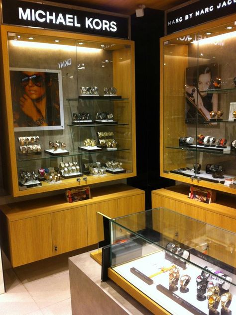 Watches Shop Interior Design, Watch Display Ideas Retail Design, Watch Shop Interior Store Design, Watch Shop Interior, Watch Store Design, Watch Showroom, Watch Showcase, Watches Display, Rolex Shop