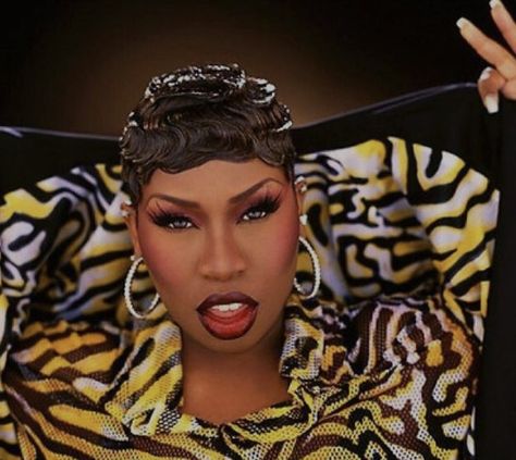 10 Of Missy Elliott’s Most Memorable Beauty Moments 90s Makeup Look, Billy B, Missy Elliot, Y2k Makeup, Missy Elliott, 90s Hairstyles, Black Celebrities, Hair Solutions, Looks Black