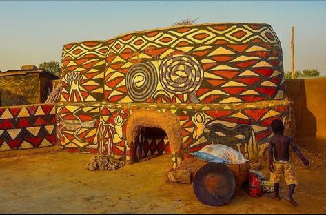 Traditional art and architecture of the Gurunsi people of Northern Ghana and Burkina Faso Ghanaian Architecture, Ghana Architecture, Arab Architecture, Africa Architecture, Ghana Culture, African Architecture, African Love, Social Art, Traditional Building